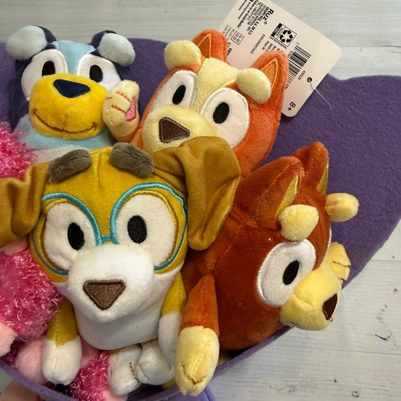 Bluey & Friends Plush Bouquet, 13" with 5 plush characters NEW - Picture 3 of 11
